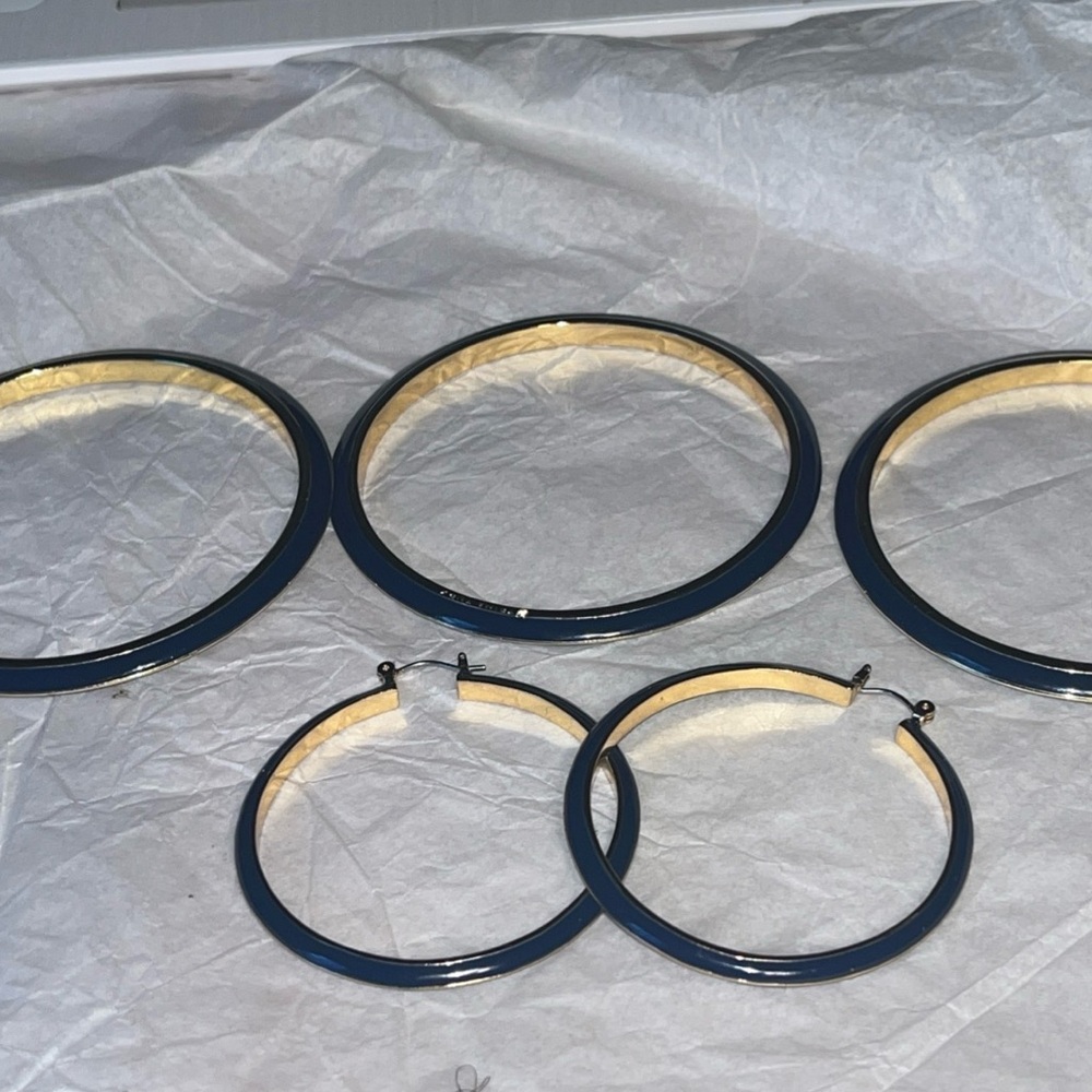 Trina Turk Large Navy Enamel/Gold Tone Hoop Earrings and 3 Matching Bracelets - Picture 2 of 6